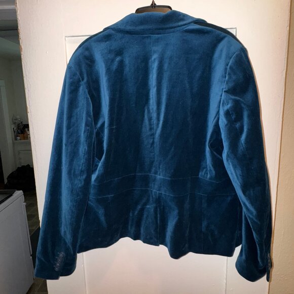 New York & Company – Jewel-Toned Blue Velvet Single-Breasted Blazer (Size 18) - Picture 3 of 6
